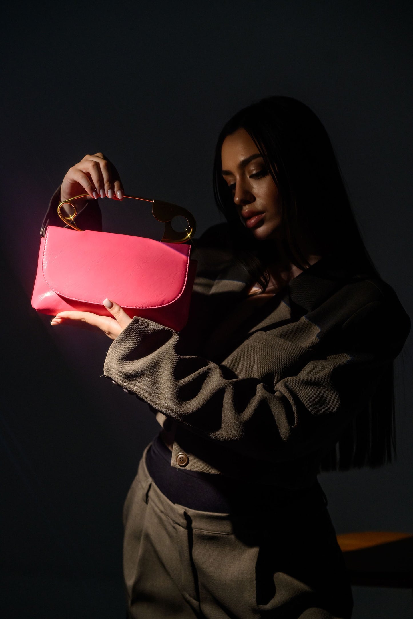 Geanta roz eleganta Fatali Onda – geanta sculpturala exclusivista.