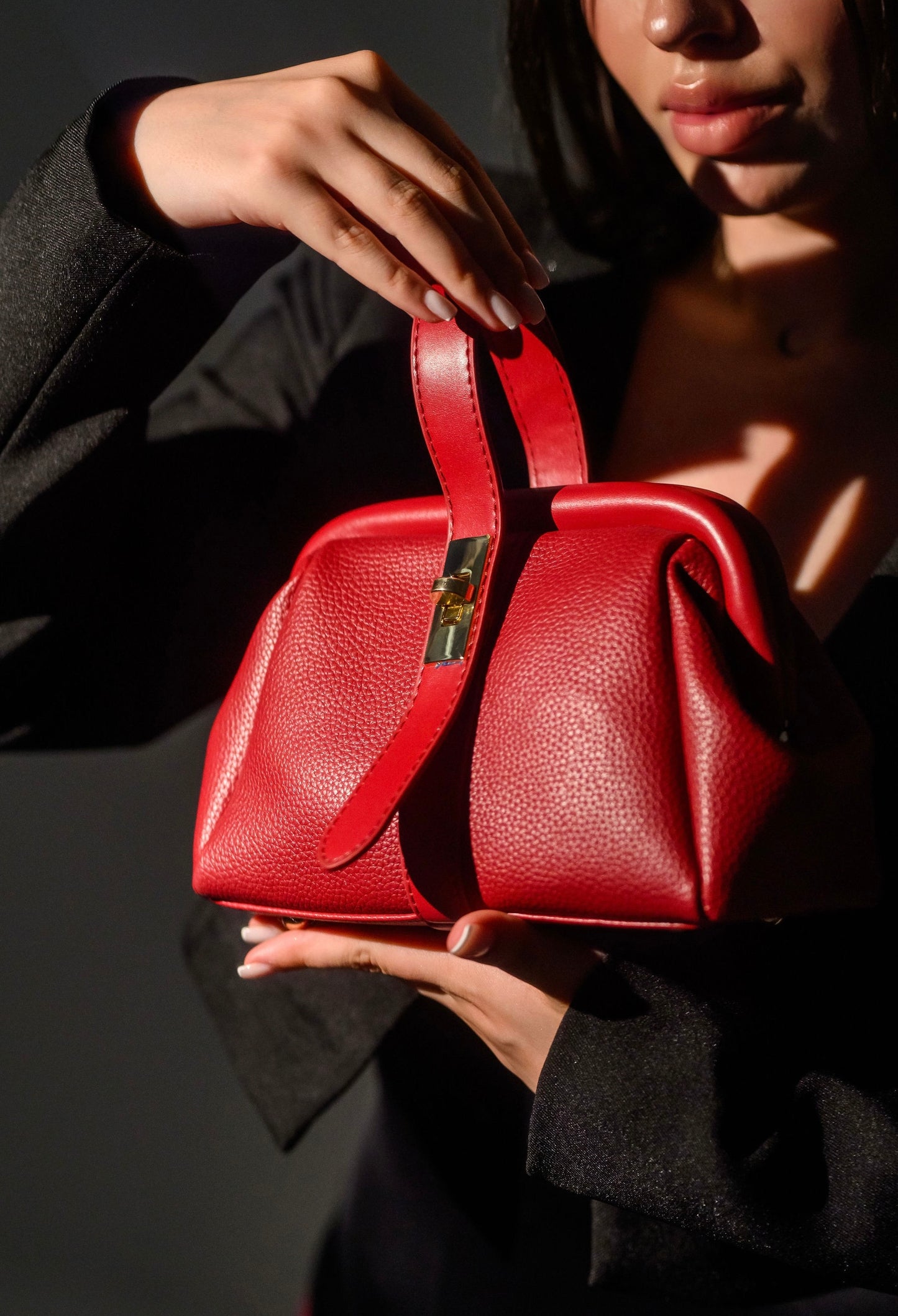 Geanta dama rosie FATALI Red Room – MiniBag luxury, ideala pentru zi si evenimente.