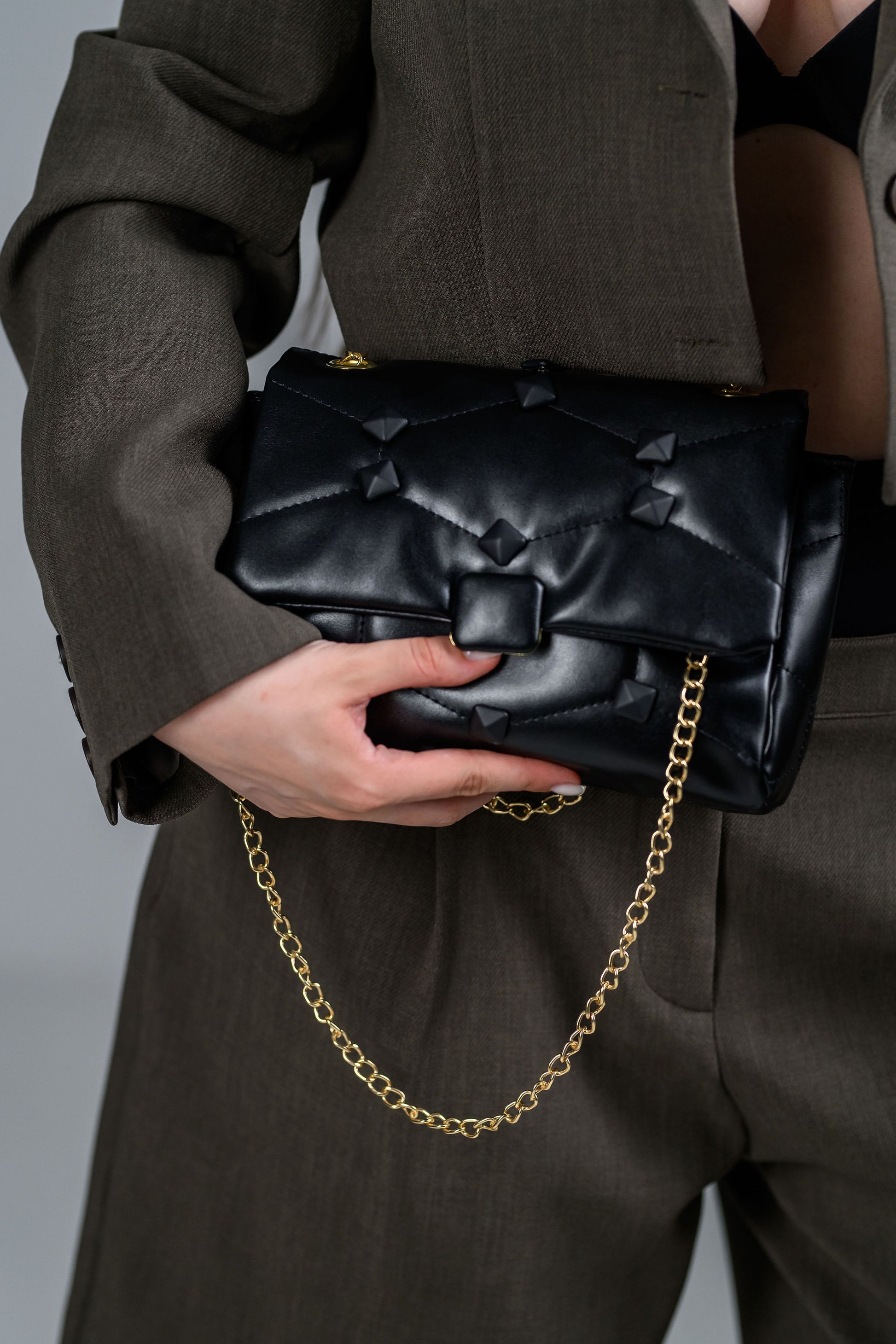 Geanta dama neagra FATALI Kira – geanta medie cu lant auriu, stil casual urban.