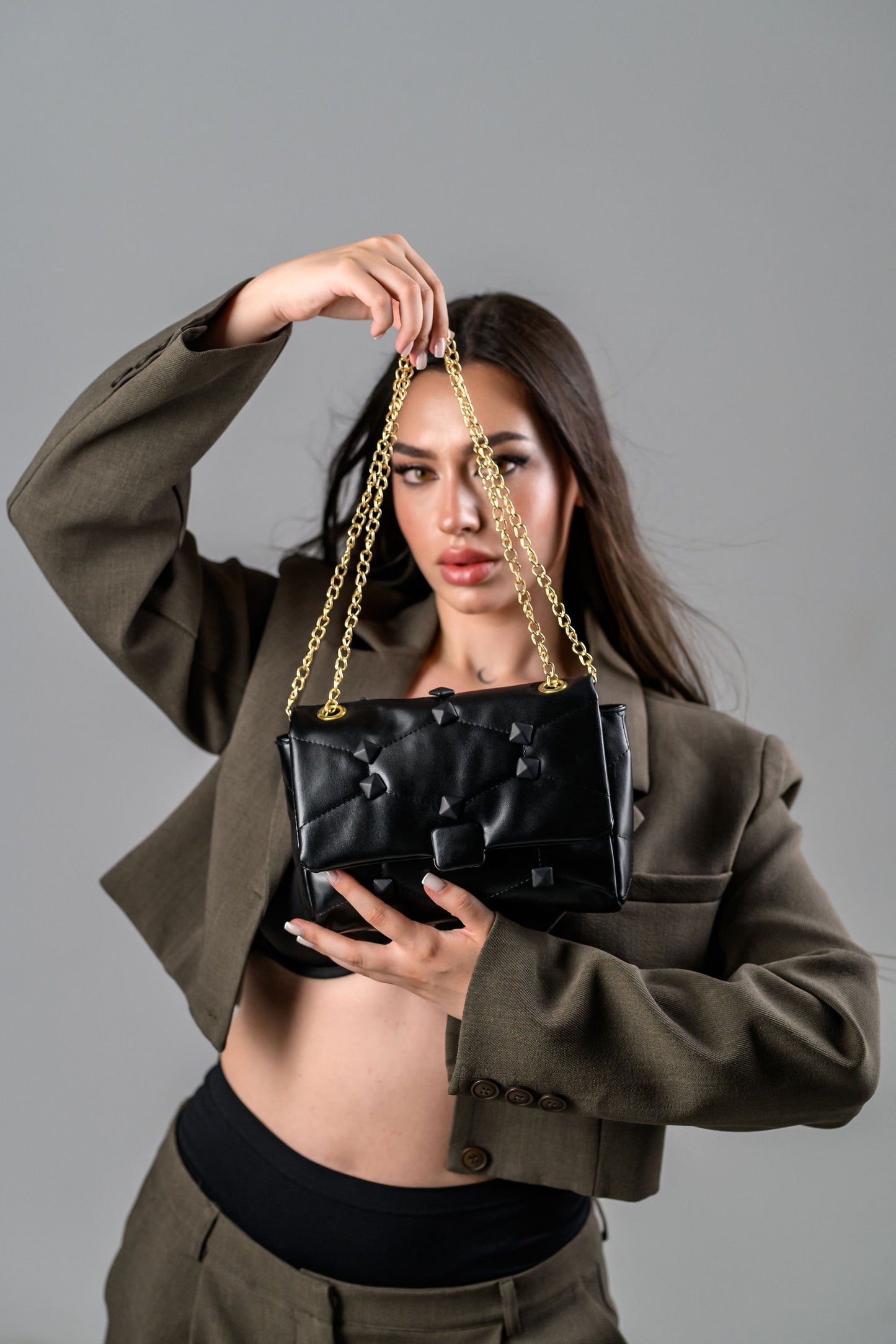 Geanta dama neagra FATALI Kira – geanta medie cu lant auriu, stil casual urban.