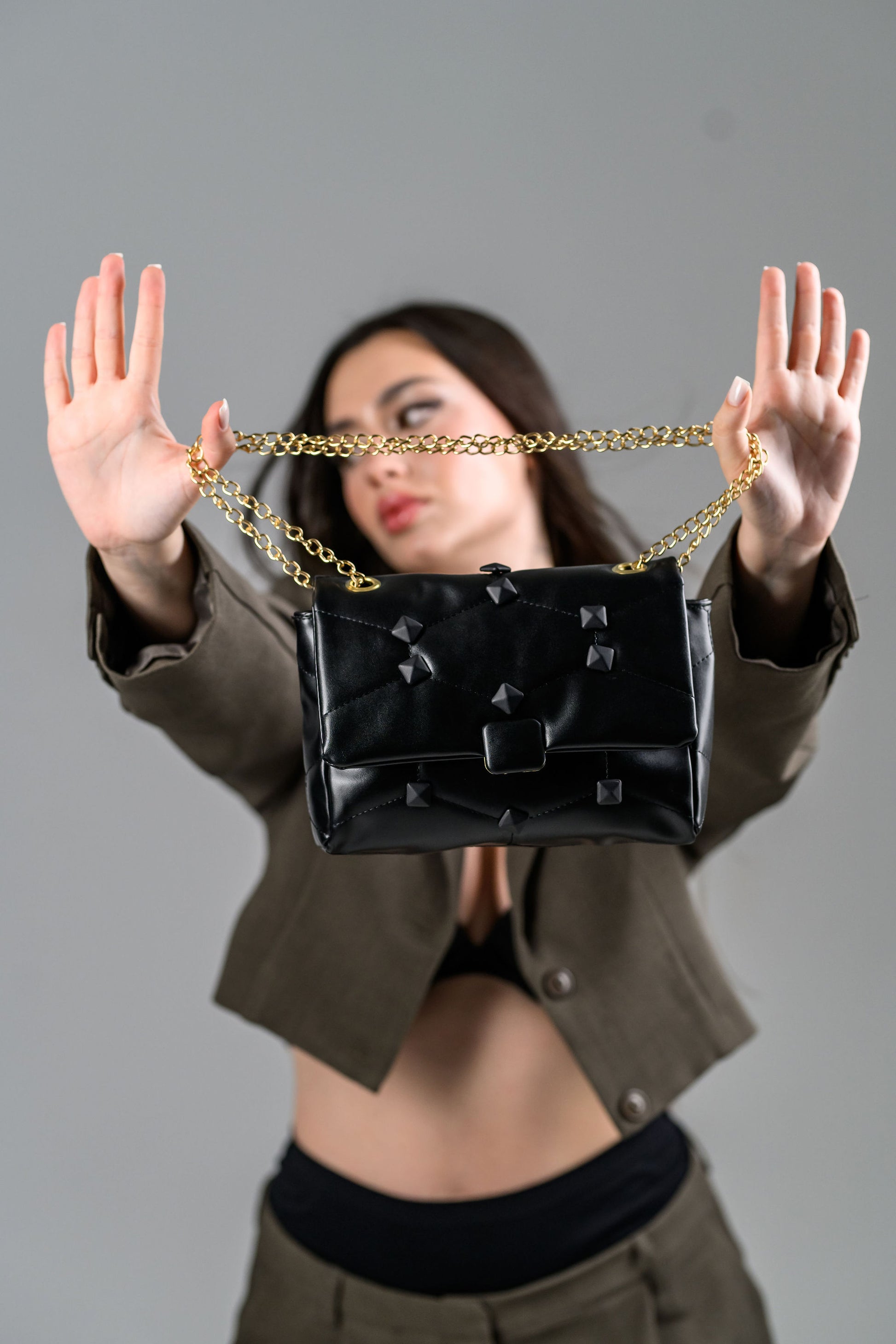 Geanta dama neagra FATALI Kira – geanta medie cu lant auriu, stil casual urban.