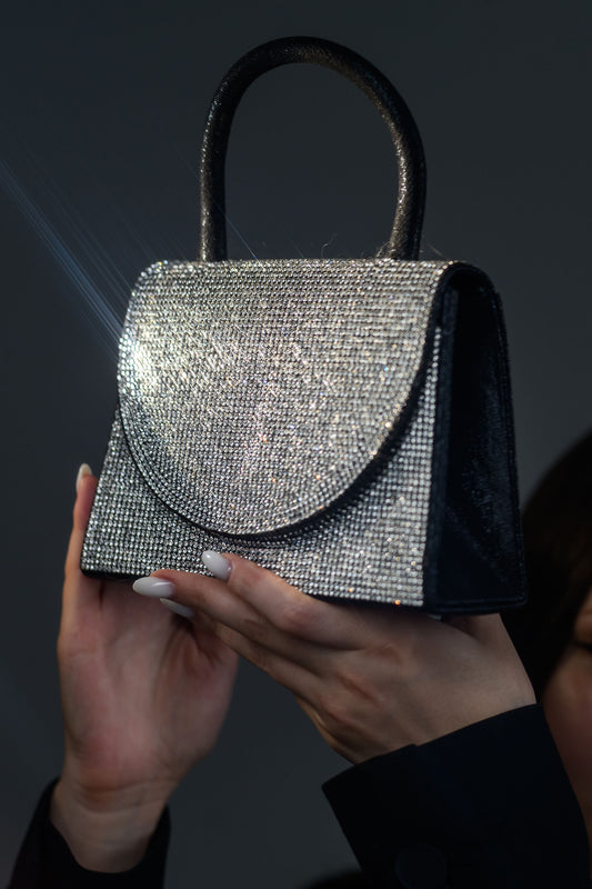 FATALI No.11 – geantă de mână cu cristale, accesoriu glam și must-have în trendurile 2025.