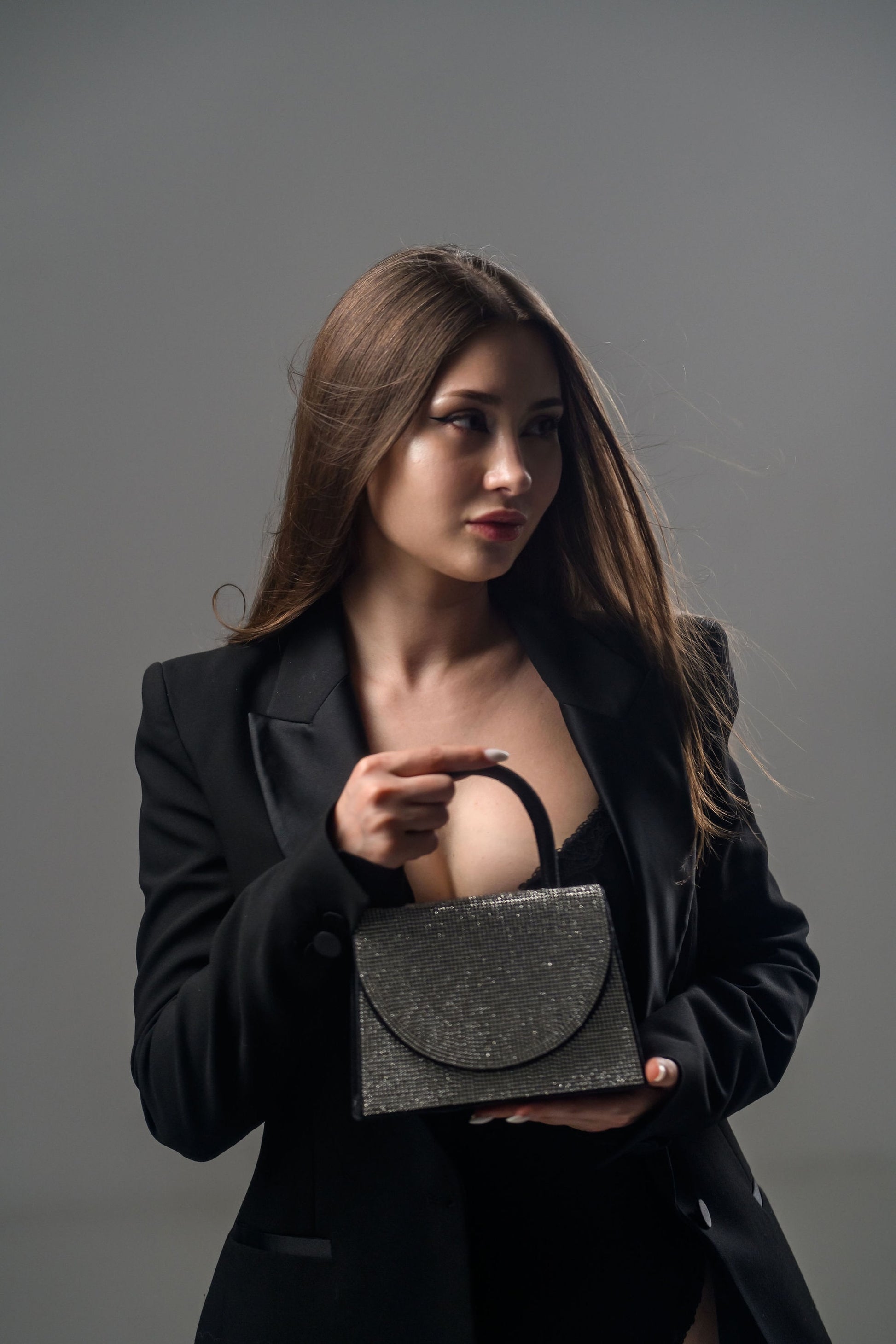 FATALI No.11 – geantă de mână cu cristale, accesoriu glam și must-have în trendurile 2025.