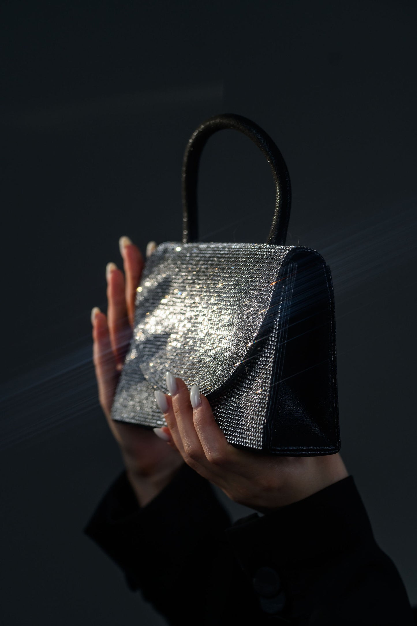 FATALI No.11 – geantă de mână cu cristale, accesoriu glam și must-have în trendurile 2025.