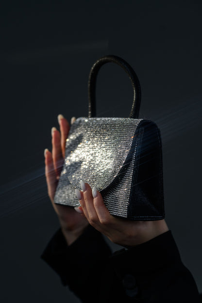 FATALI No.11 – geantă de mână cu cristale, accesoriu glam și must-have în trendurile 2025.