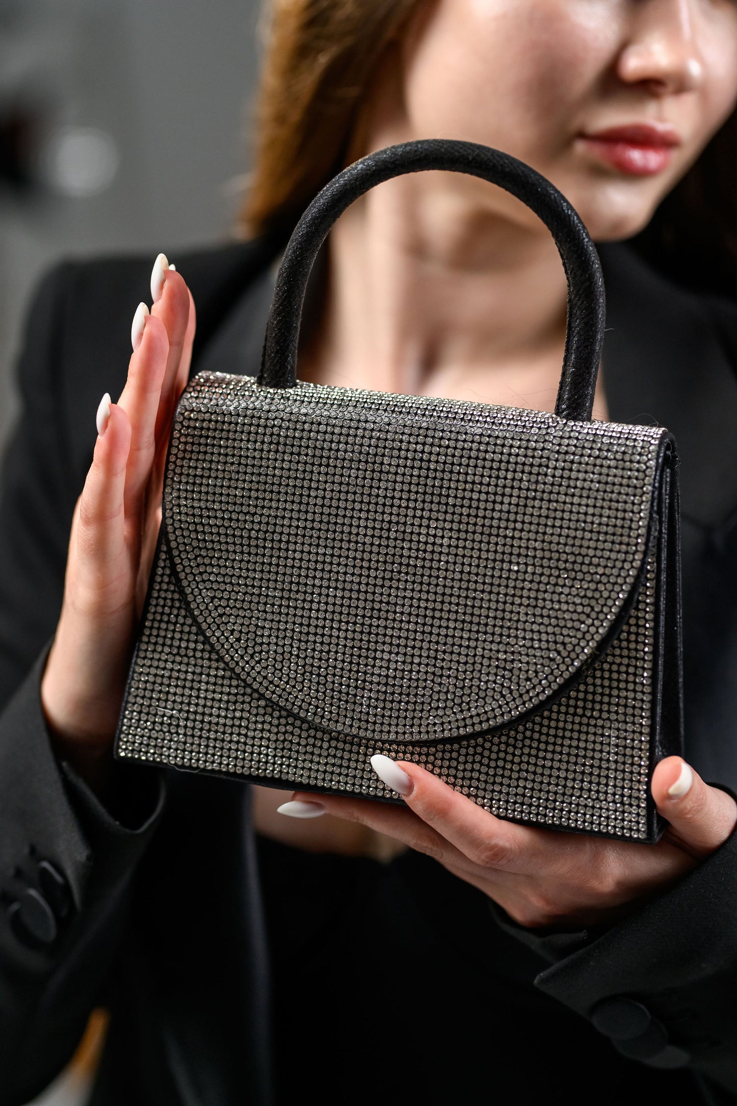 FATALI No.11 – geantă de mână cu cristale, accesoriu glam și must-have în trendurile 2025.