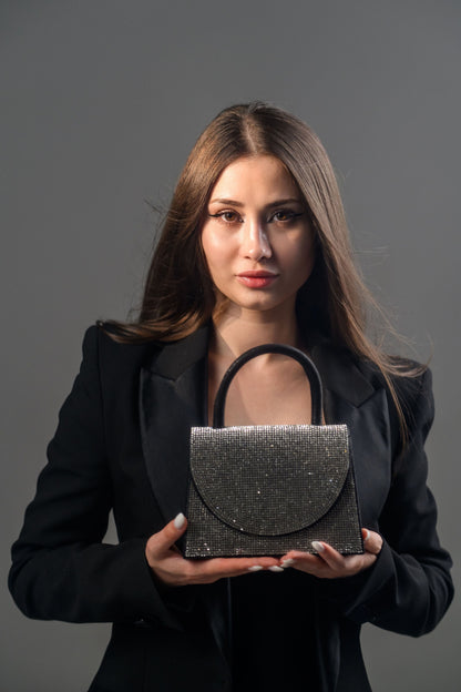 FATALI No.11 – geantă de mână cu cristale, accesoriu glam și must-have în trendurile 2025.