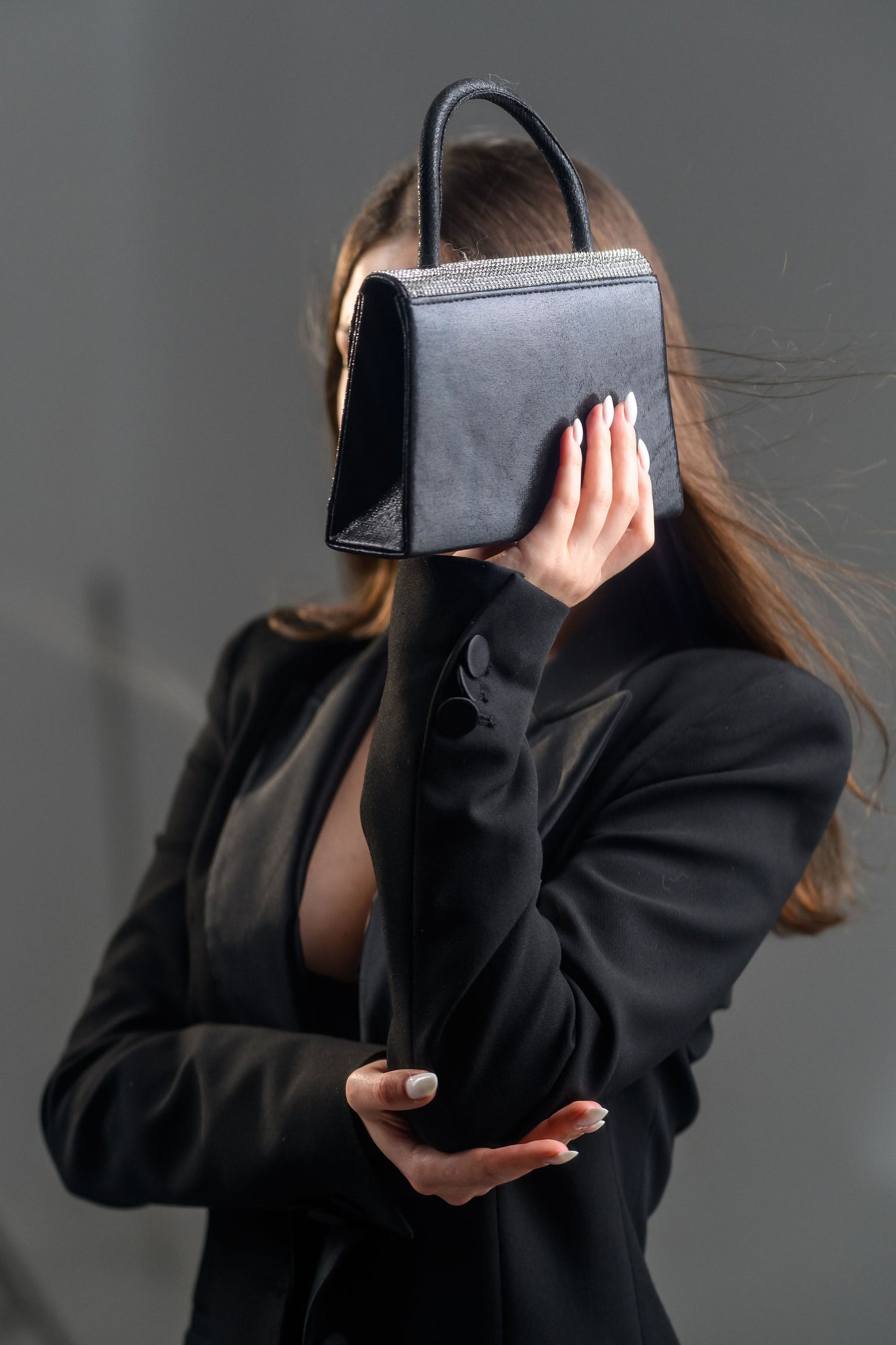 FATALI No.11 – geantă de mână cu cristale, accesoriu glam și must-have în trendurile 2025.