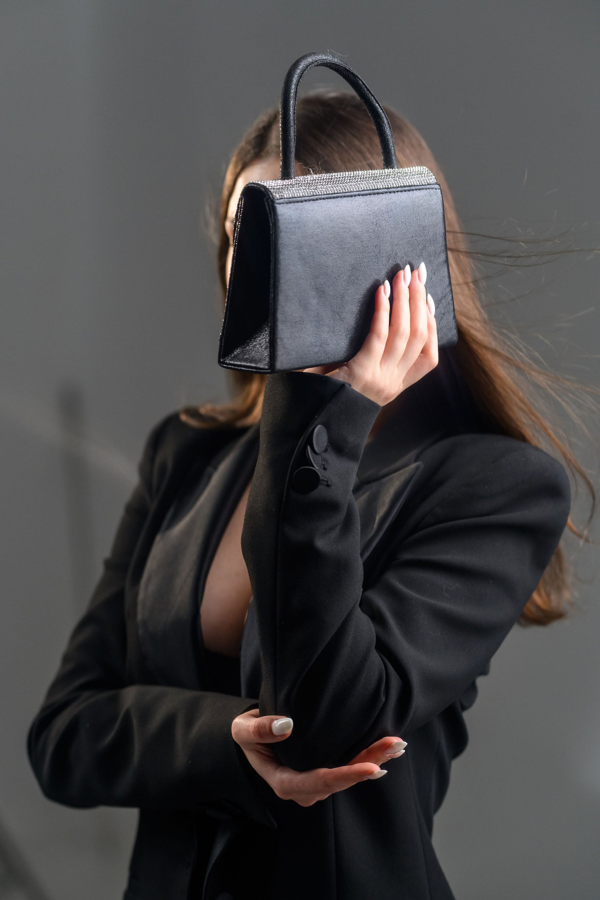 FATALI No.11 – geantă de mână cu cristale, accesoriu glam și must-have în trendurile 2025.