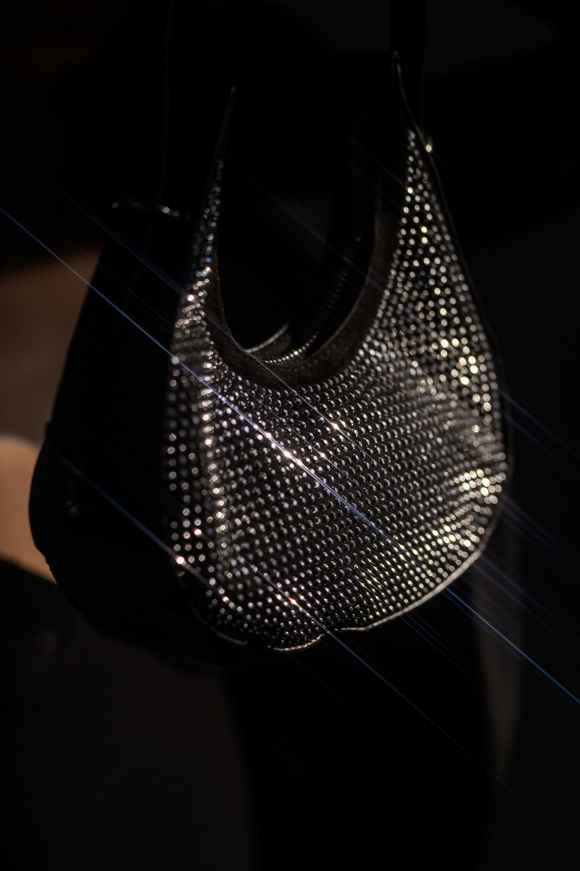 Geantă damă neagră FATALI Nova Silver, desiign modern cu aplicații argintii, piele ecologică