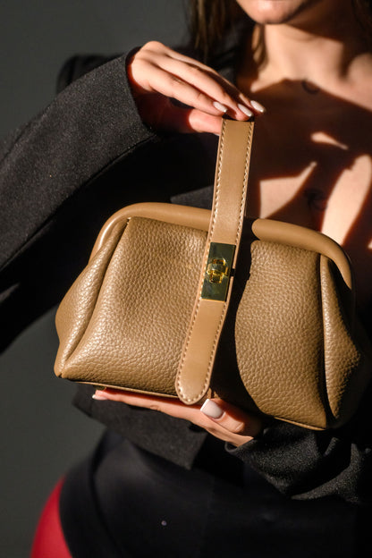 Geanta eleganta de dama bej Fatali Nude Room – accesoriu fashion pentru zi si evenimente.