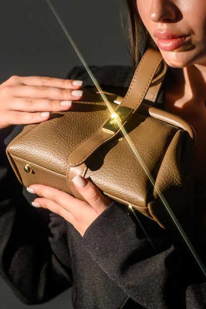 Geanta eleganta de dama bej FATALI Nude Room – accesoriu fashion pentru zi si evenimente.