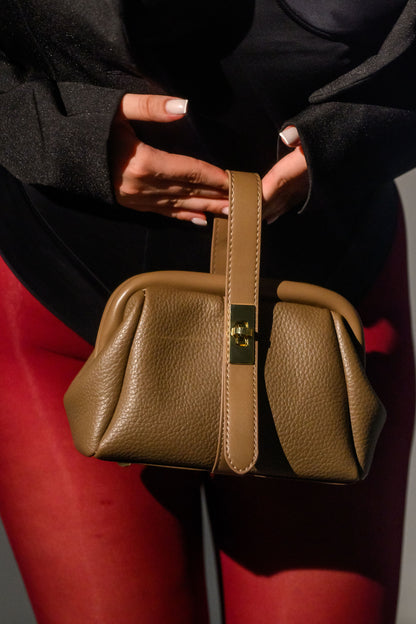 Geanta eleganta de dama bej FATALI Nude Room – accesoriu fashion pentru zi si evenimente.