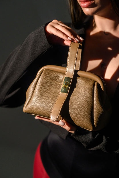 Geanta eleganta de dama bej FATALI Nude Room – accesoriu fashion pentru zi si evenimente.