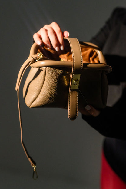 Geanta eleganta de dama bej FATALI Nude Room – accesoriu fashion pentru zi si evenimente.