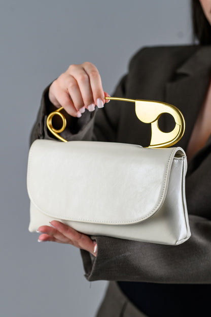 Geanta dama bej eleganta FATALI Onda – geanta sculpturala cu maner metalic.