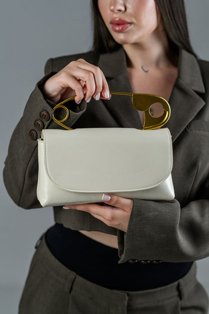 Geanta dama bej eleganta FATALI Onda – geanta sculpturala cu maner metalic.