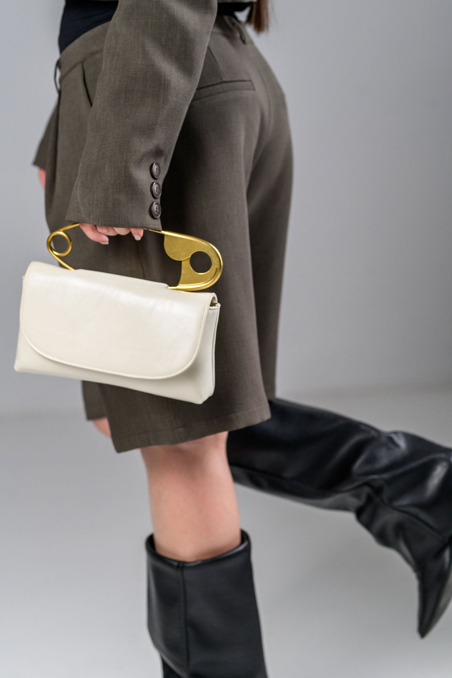 Geanta dama bej eleganta FATALI Onda – geanta sculpturala cu maner metalic.