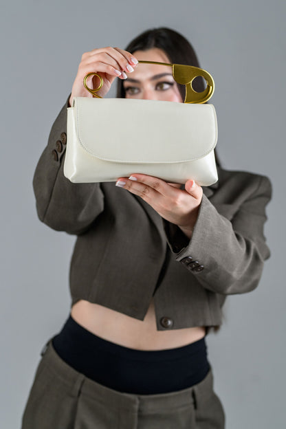 Geanta dama bej eleganta FATALI Onda – geanta sculpturala cu maner metalic.