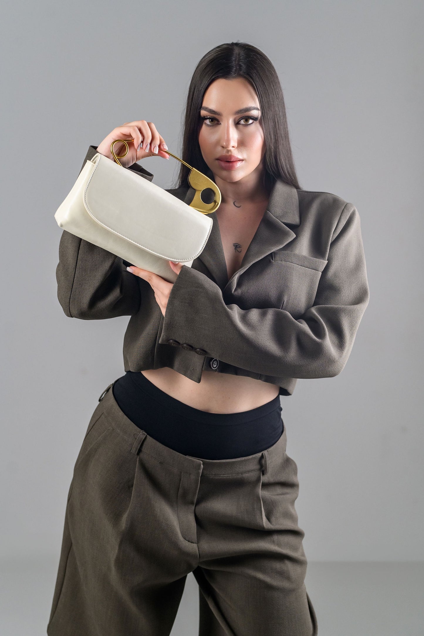 Geanta dama bej eleganta FATALI Onda – geanta sculpturala cu maner metalic.