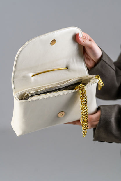 Geanta dama bej eleganta FATALI Onda – geanta sculpturala cu maner metalic.