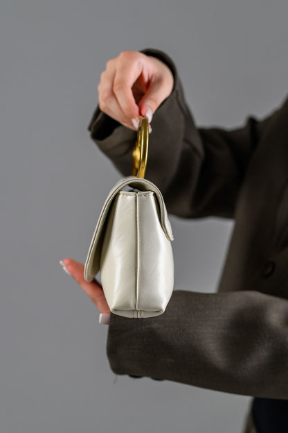 Geanta dama bej eleganta FATALI Onda – geanta sculpturala cu maner metalic.