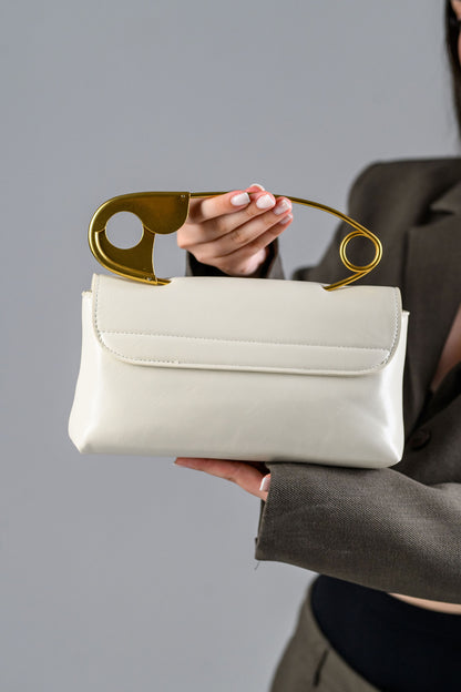 Geanta dama bej eleganta FATALI Onda – geanta sculpturala cu maner metalic.