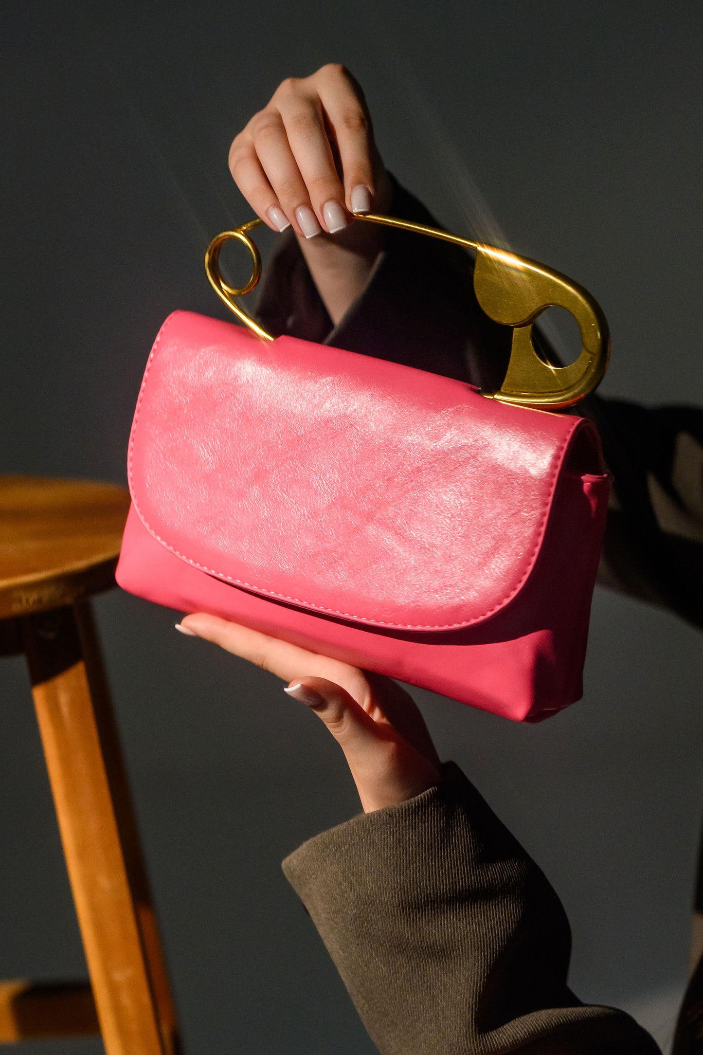 Geanta roz eleganta Fatali Onda – geanta sculpturala exclusivista.