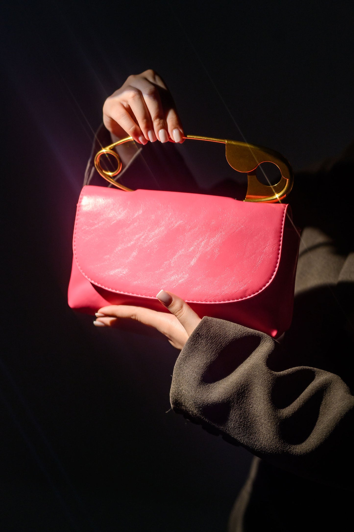 Geanta roz eleganta Fatali Onda – geanta sculpturala exclusivista.