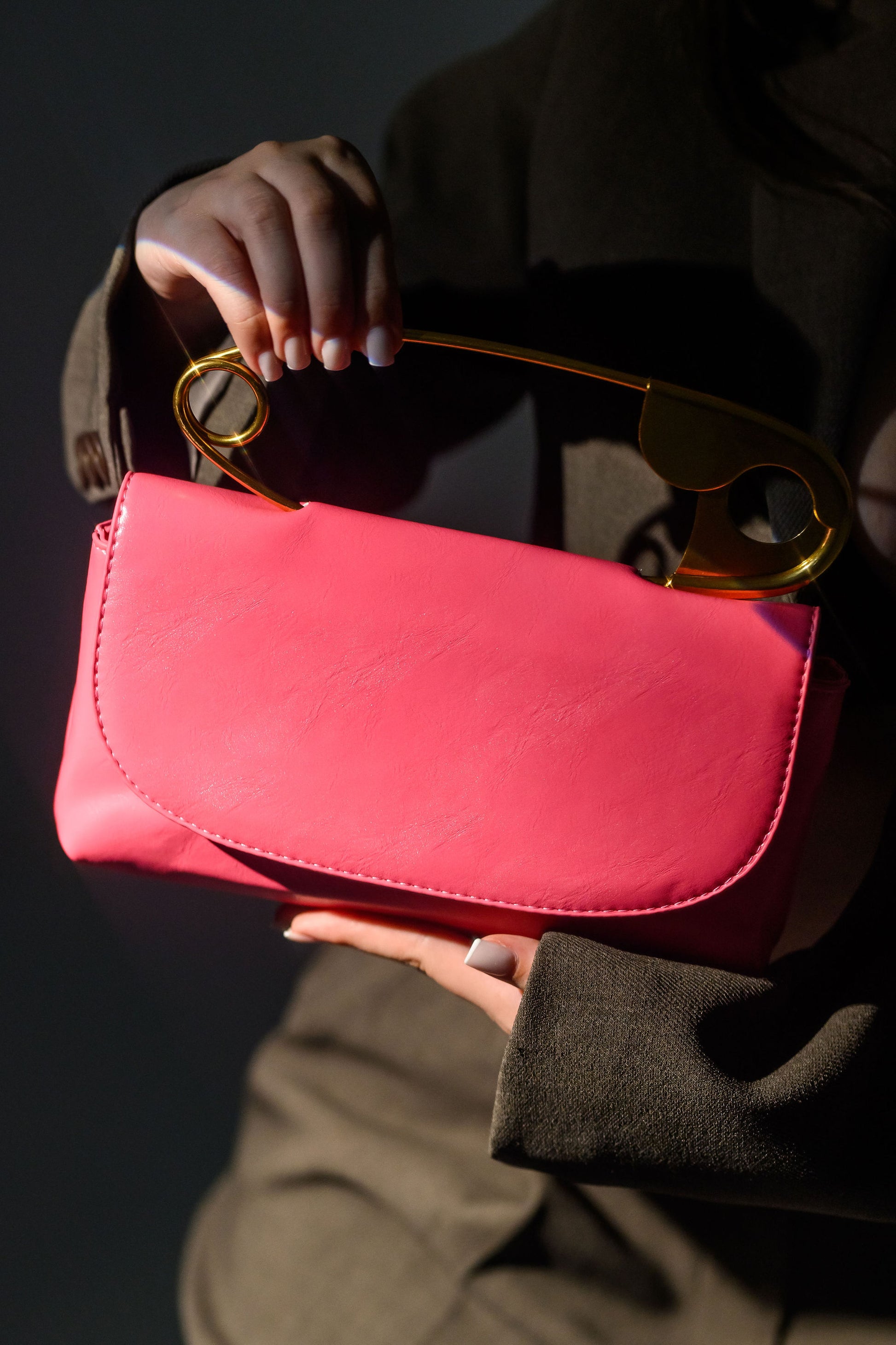 Geanta roz eleganta Fatali Onda – geanta sculpturala exclusivista.