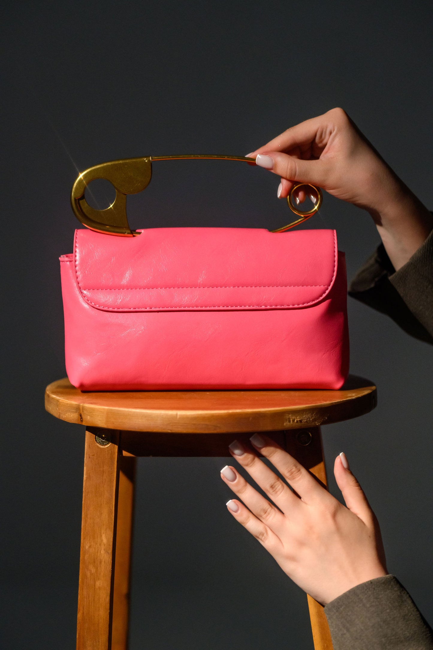 Geanta roz eleganta Fatali Onda – geanta sculpturala exclusivista.