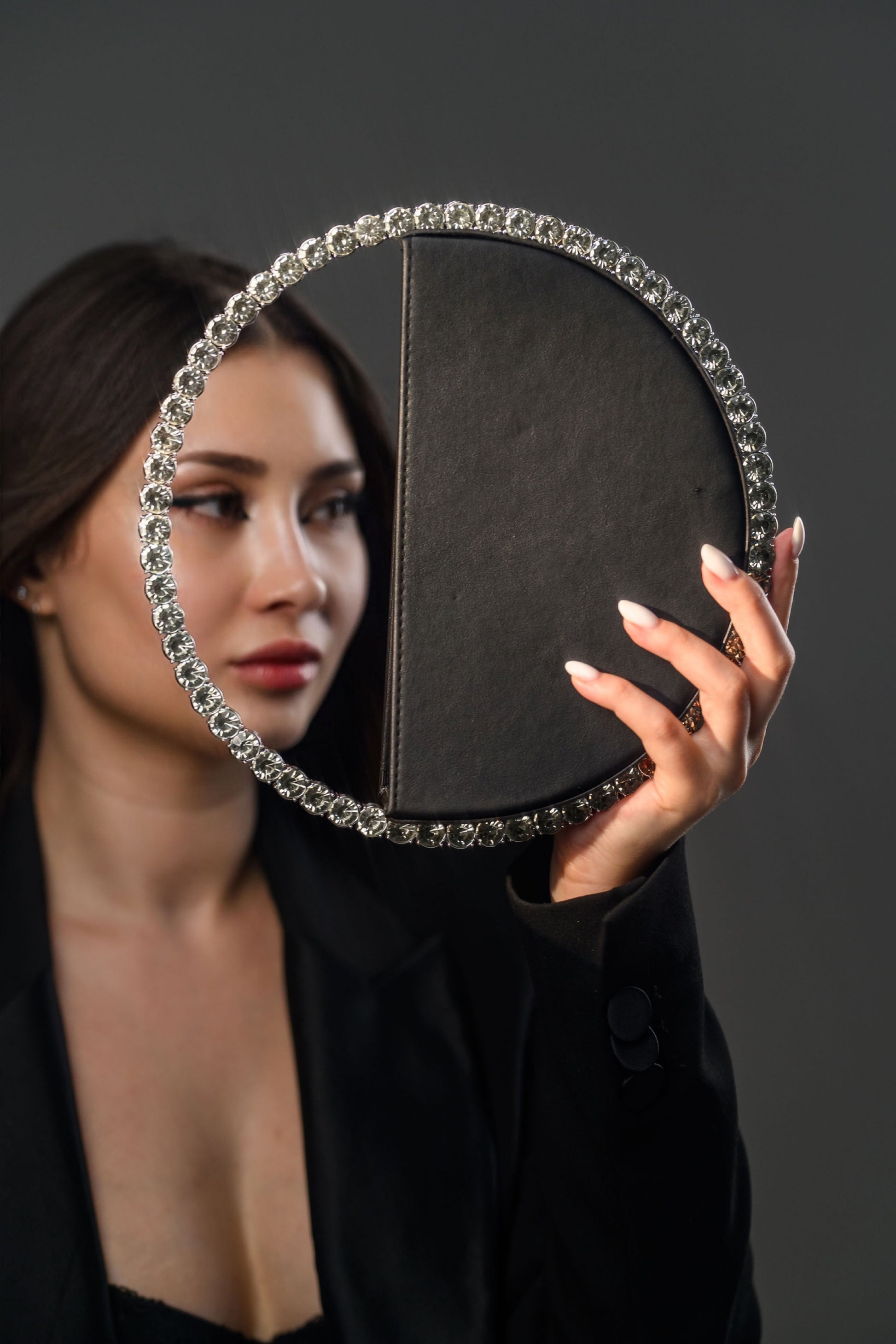 Geantă elegantă damă neagră FATALI Orbit cu mâner rotund din cristale – geantă de seară minimalistă, accesoriu fashion 2025.