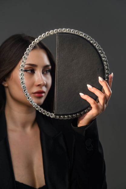 Geantă elegantă damă neagră FATALI Orbit cu mâner rotund din cristale – geantă de seară minimalistă, accesoriu fashion 2025.