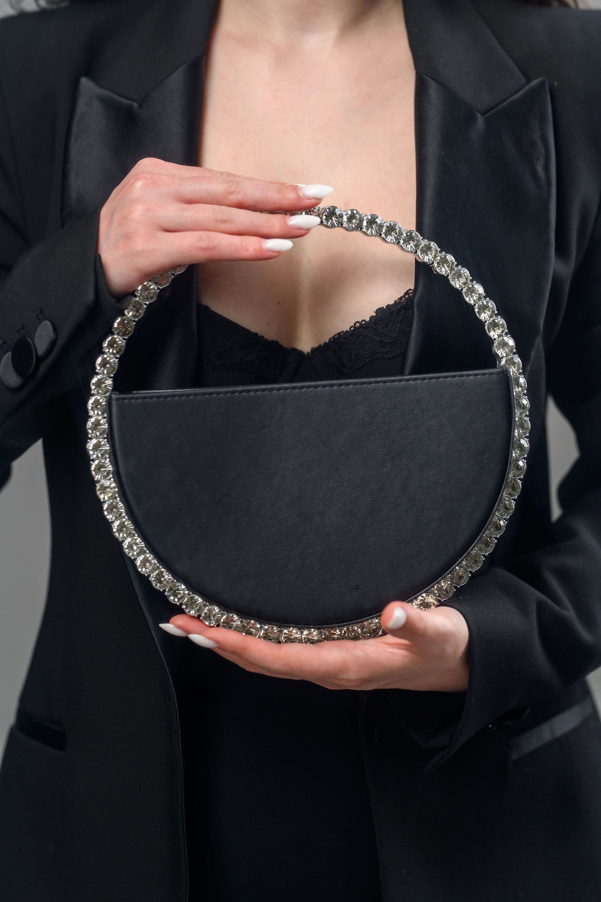 Geantă elegantă damă neagră FATALI Orbit cu mâner rotund din cristale – geantă de seară minimalistă, accesoriu fashion 2025.