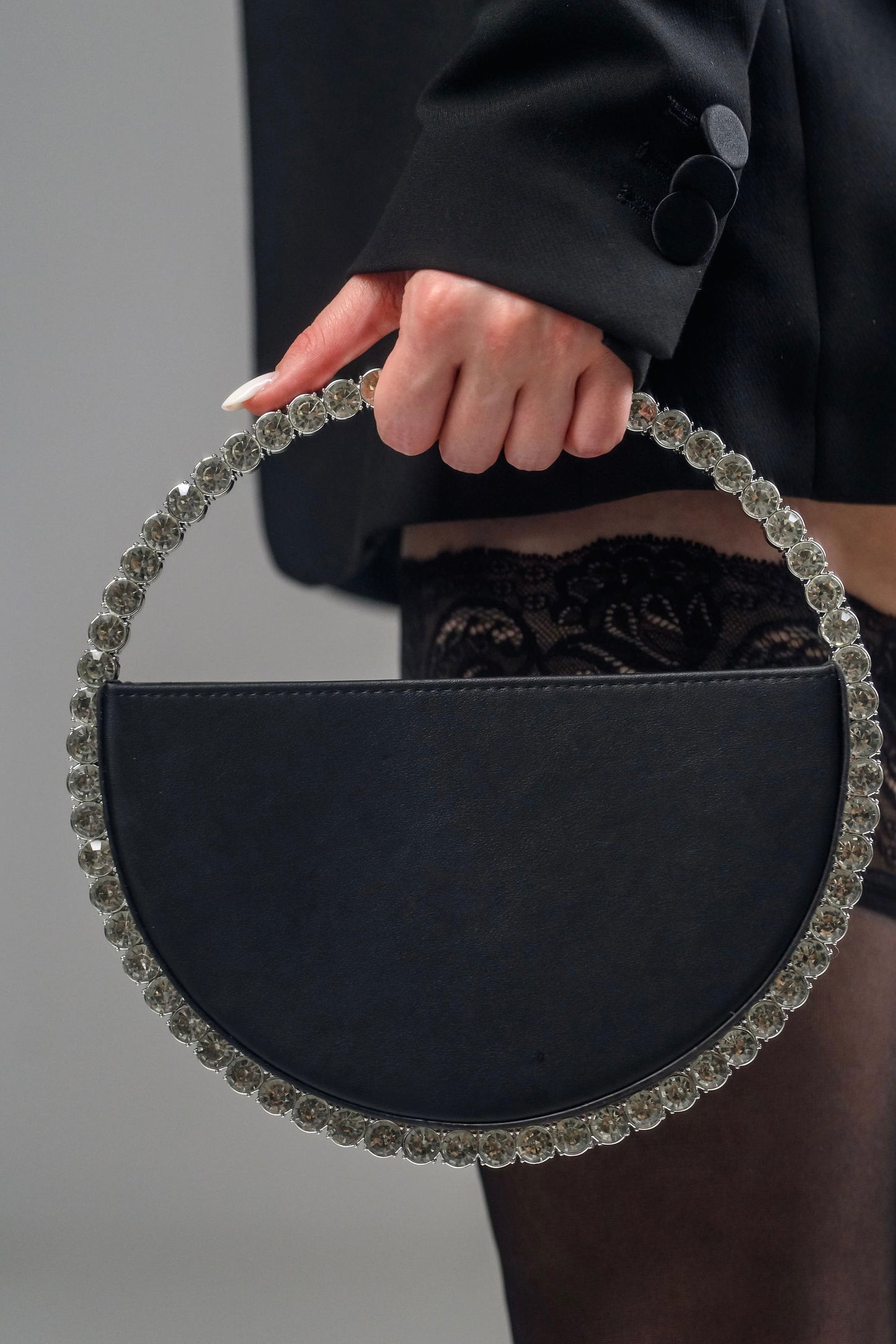 Geantă elegantă damă neagră FATALI Orbit cu mâner rotund din cristale – geantă de seară minimalistă, accesoriu fashion 2025.