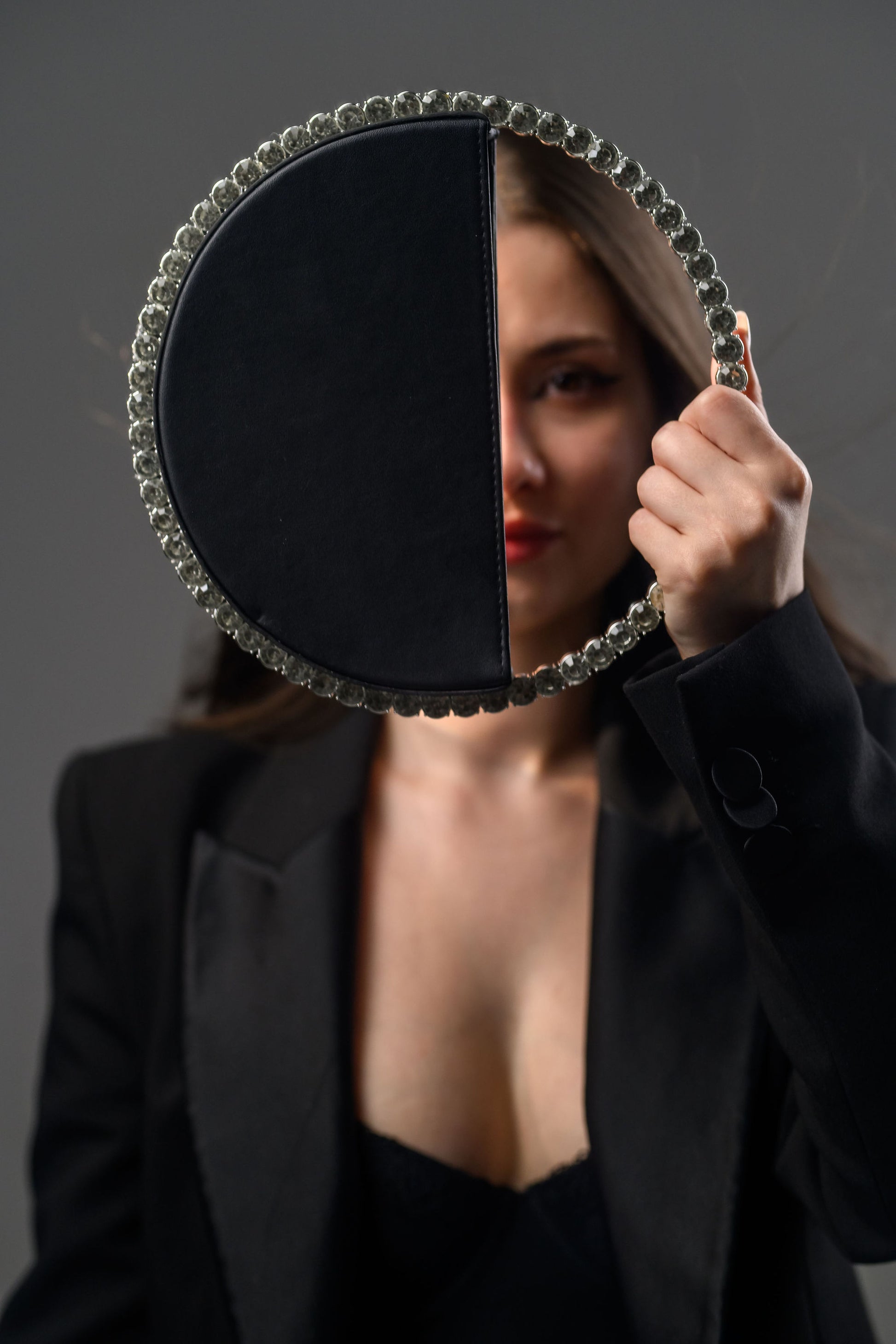 Geantă elegantă damă neagră FATALI Orbit cu mâner rotund din cristale – geantă de seară minimalistă, accesoriu fashion 2025.