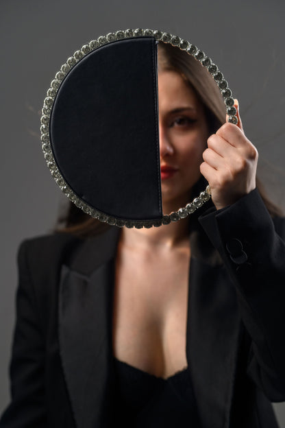 Geantă elegantă damă neagră FATALI Orbit cu mâner rotund din cristale – geantă de seară minimalistă, accesoriu fashion 2025.