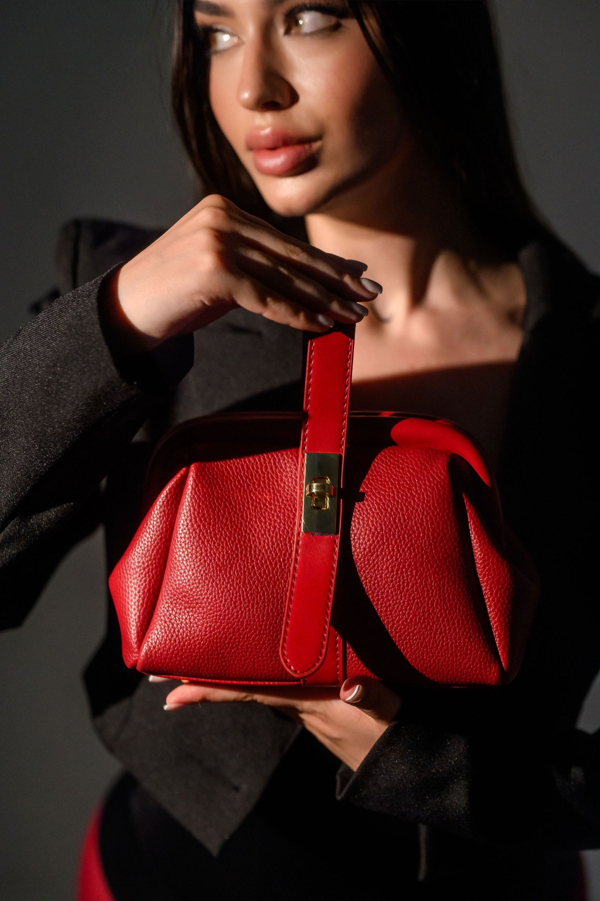 Geanta dama rosie FATALI Red Room – MiniBag luxury, ideala pentru zi si evenimente.