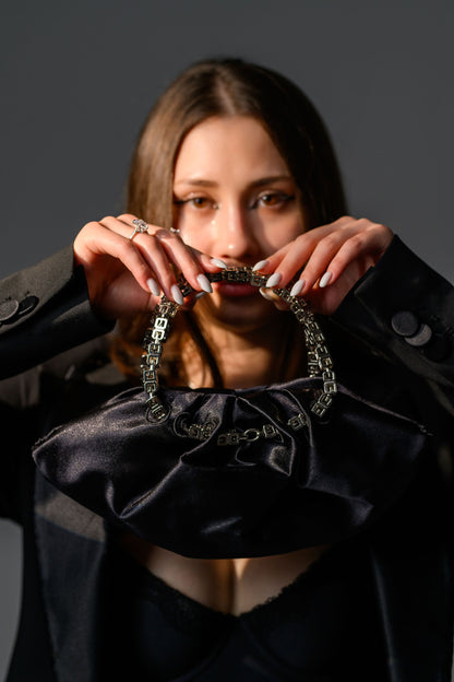 Fatali The Secret – geanta eleganta satinata cu lant metalic si lacat fashion.