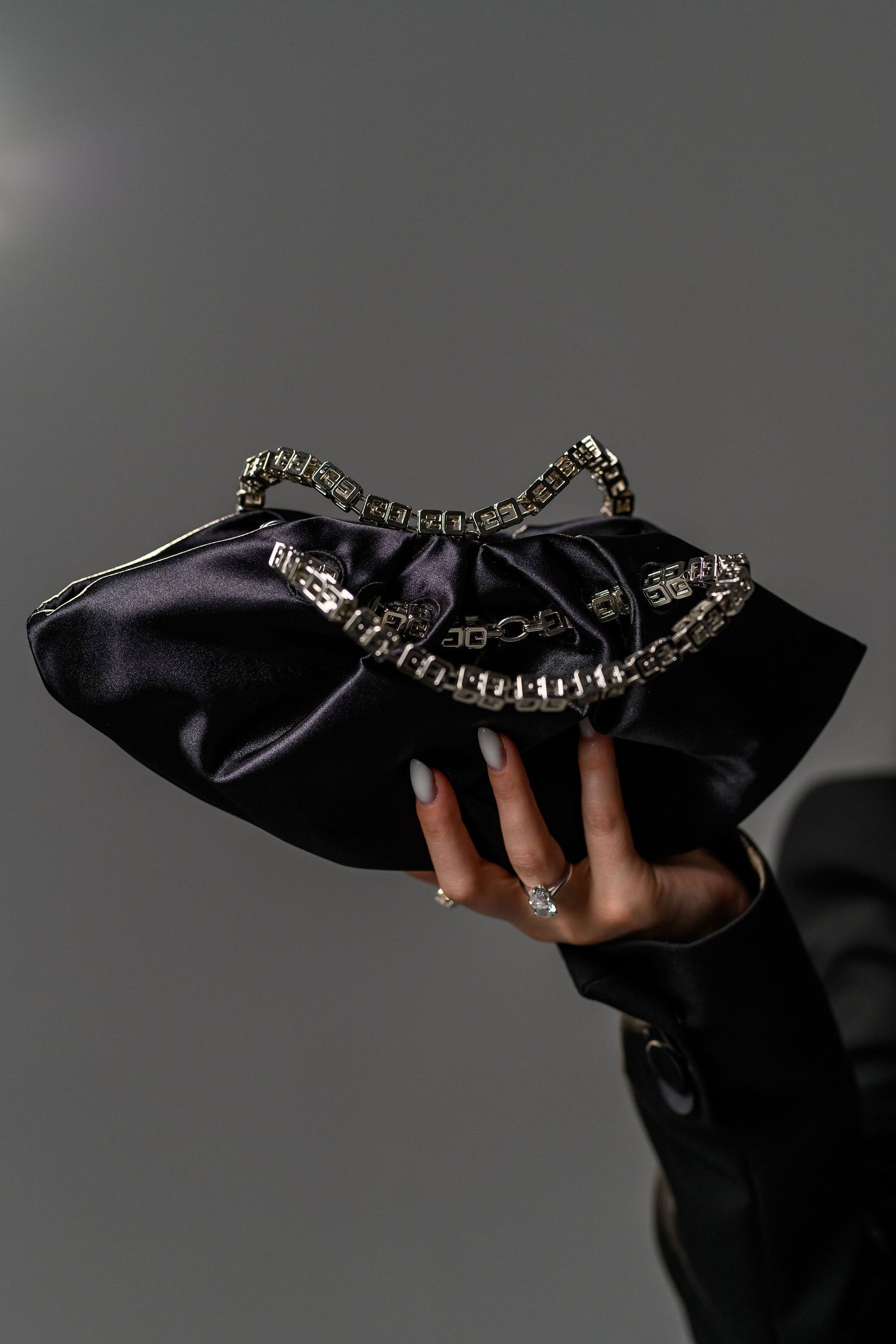 Fatali The Secret – geanta eleganta satinata cu lant metalic si lacat fashion.