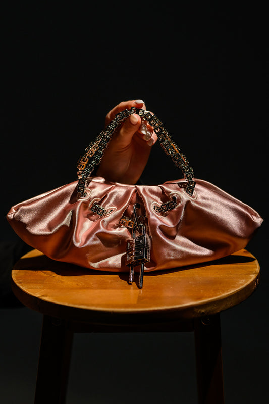 Geanta dama roz eleganta Fatali The Secret – geanta satinata pentru evenimente speciale.